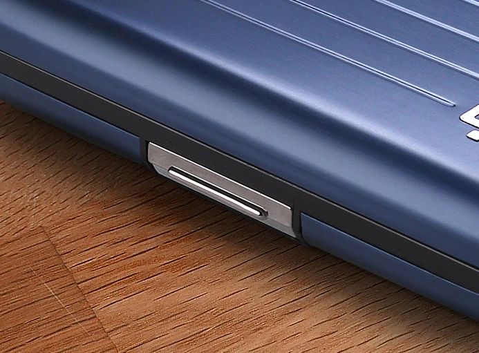 Doté d'un fermoir en métal solide et résistant, ce porte-cartes Smart Case V2 Ögon garde vos cartes en sécurité et accessibles en une seconde.