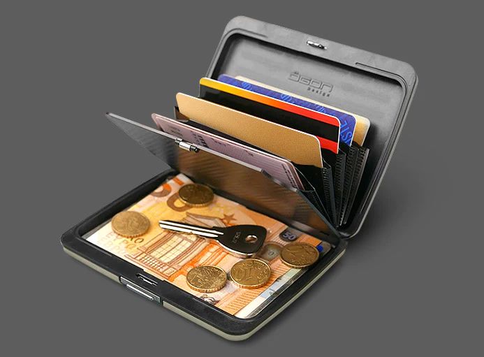 Avec au système ingénieux de compartiments en soufflet de votre Smart Case Large V2 d'Ögon, vos cartes et billets sont bien rangés et accessibles instantanément. Son compartiment caché peut accueillir votre carte d'identité, des pièces et des reçus.