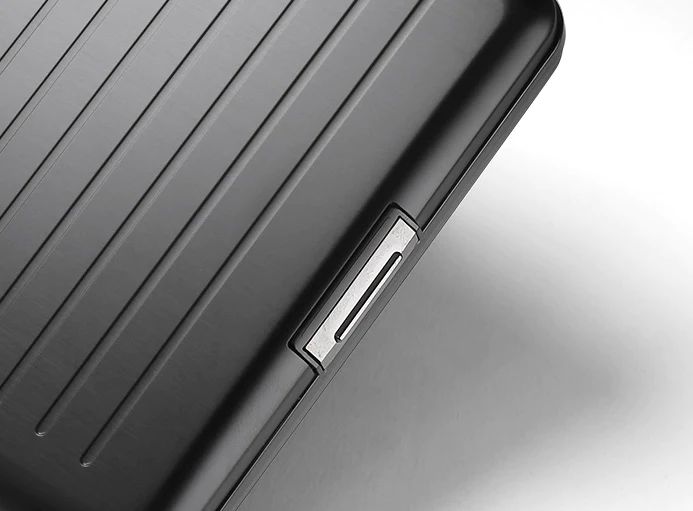 Doté d'un fermoir en métal solide et résistant, ce portefeuille Smart Case V2 Large Ögon garde vos cartes en sécurité et accessibles en une seconde.